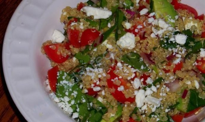 Оливковый салат из авокадо с помидорами