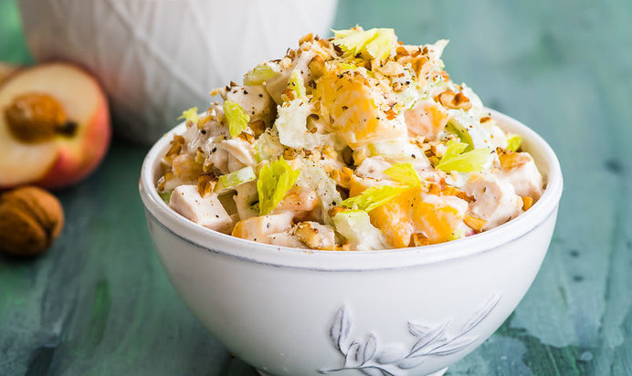 Салат из курицы с персиками