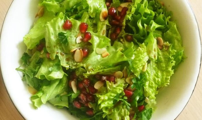 Салат с гранатом и миндалем