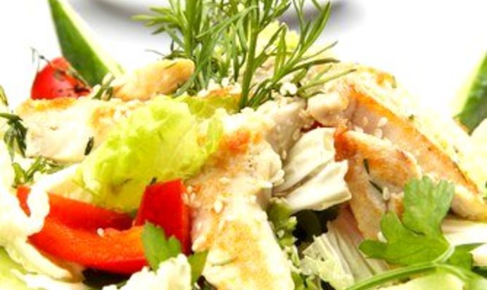 Салат из курицы с цикорием, помидорами-черри, сыром и грецкими орехами