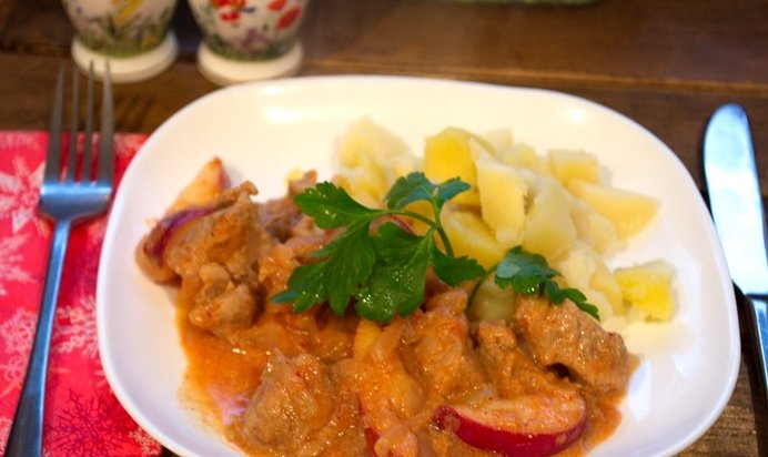 Гуляш с яблоком