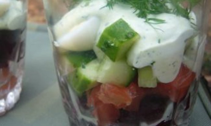 Салат-веррин с семгой, свеклой и йогуртовым соусом