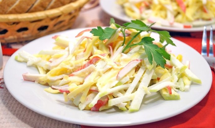 Салат с крабовыми палочками и сыром