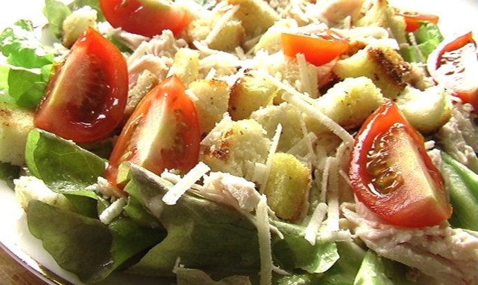 Салат с сухариками, курицей и помидорами