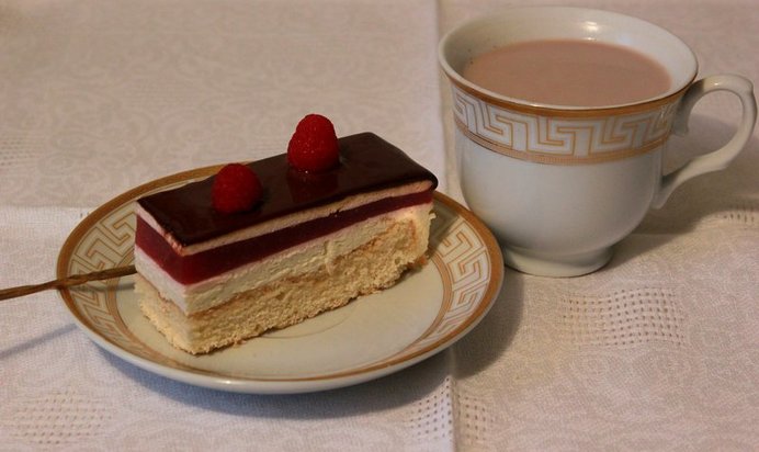 Бисквитные пирожные со сливочным кремом и малиновым желе