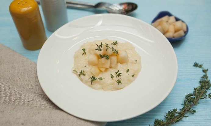 Ризотто с сыром таледжио и свежей грушей