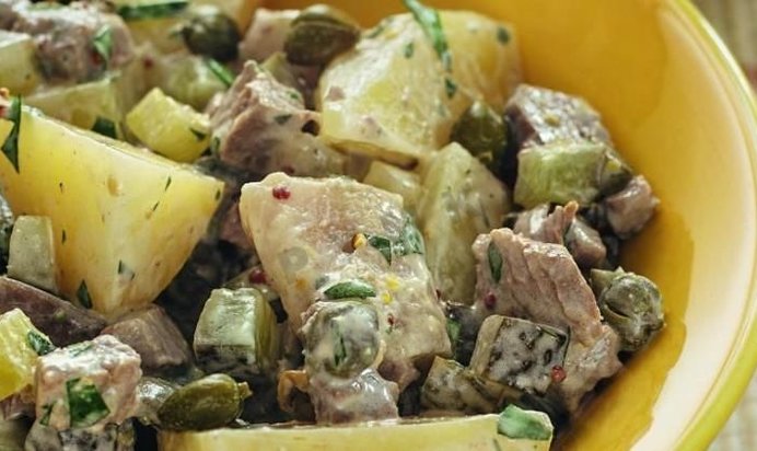 Салат из картофеля с сельдью и телятиной