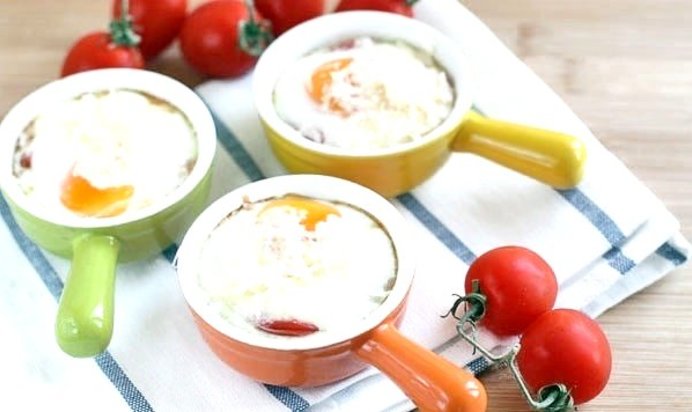 Яичница с креветками и помидорами