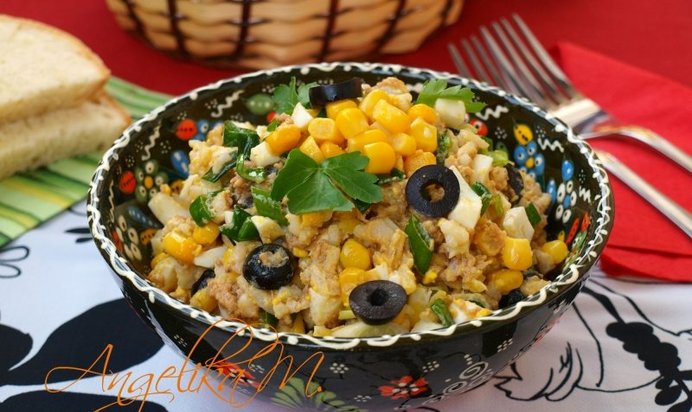 Салат с тунцом, рисом и кукурузой