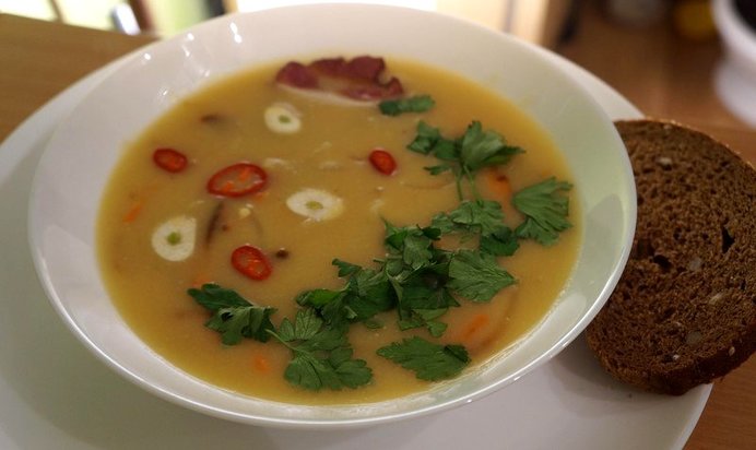 Гороховый суп пюре с копченой грудинкой