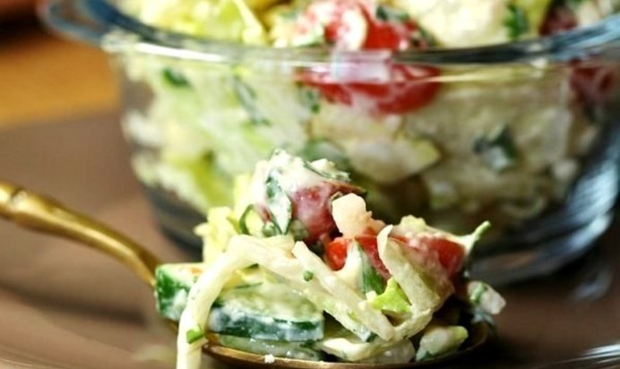 Салат из свежих овощей с сырно-горчичной заправкой