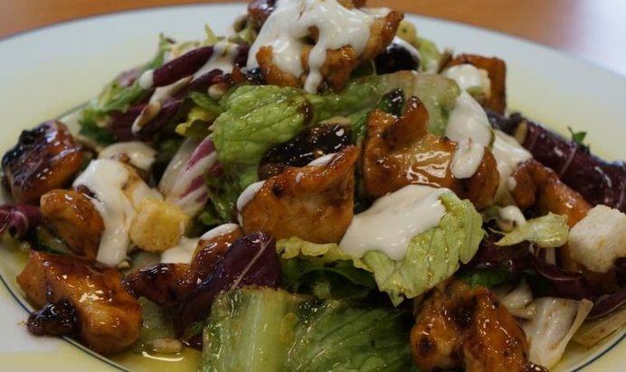 Куриный салат со сладким соусом чили