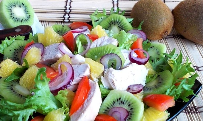 Салат с курицей и киви