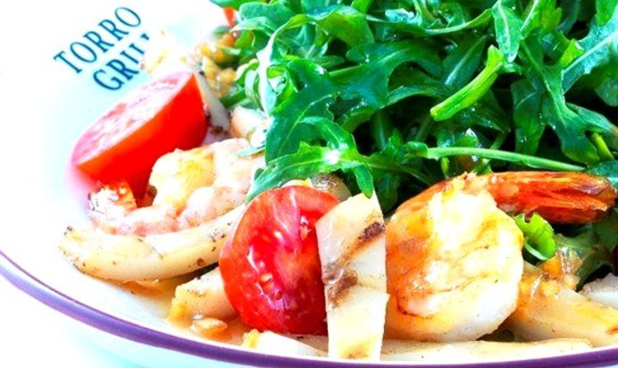 Салат с морепродуктами гриль и рукколой