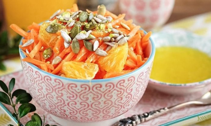 Морковный салат с апельсиновым соусом, фисташками и семенами