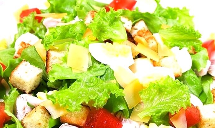 Салат Цезарь с ананасами