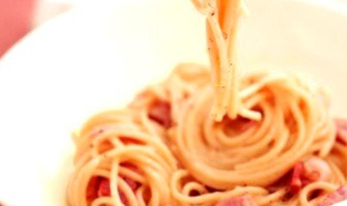 Салат из розовых макарон с ветчиной, лимоном и орехами