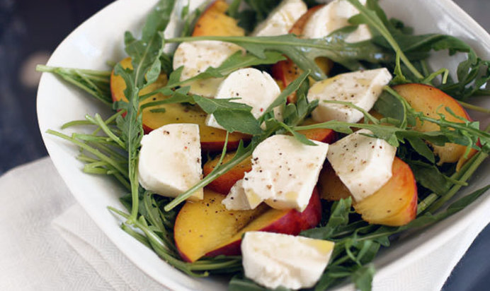 Салат с персиками и моцареллой