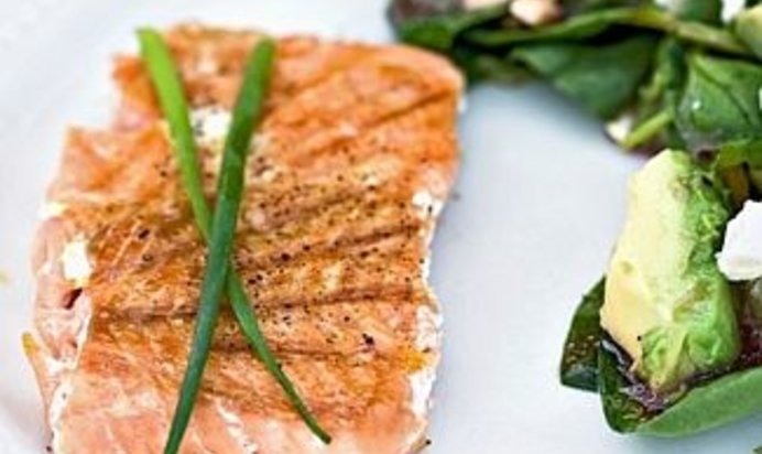 Салат из шпината с грушей и авокадо