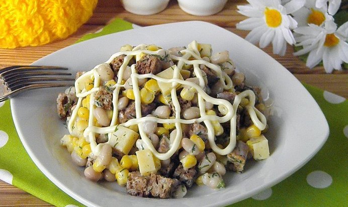 Салат с кириешками и кукурузой