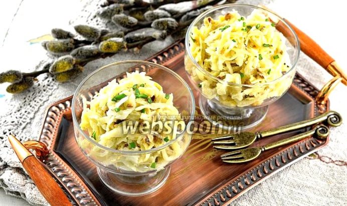 Салат из вареной капусты, сыра и орехов