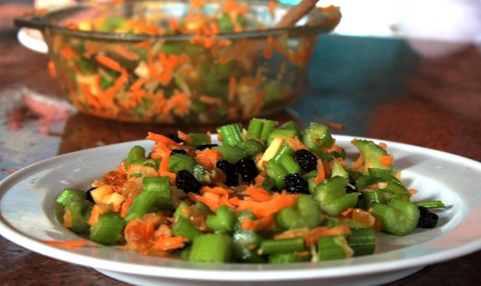 Салат из сельдерея с морковью и яблоками