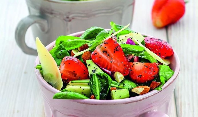 Салат из клубники и авокадо