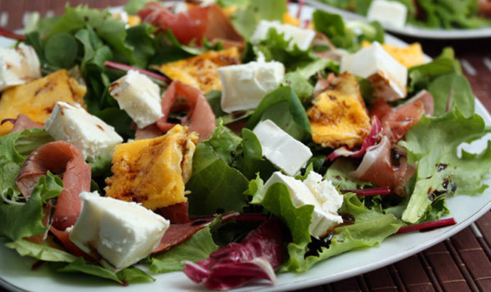 Салат с омлетом и козьим сыром