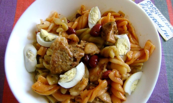 Теплый салат с макаронами и свининой