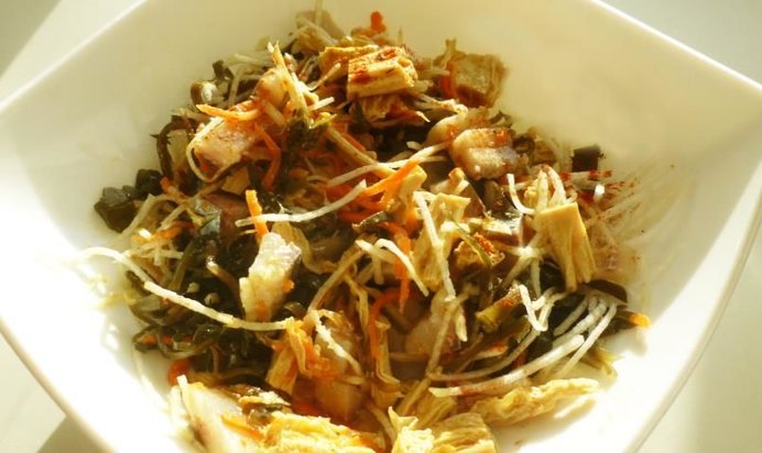 Салат из сельди с морской капустой