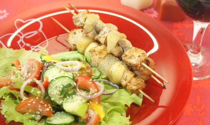 Куриный шашлык с острым салатом