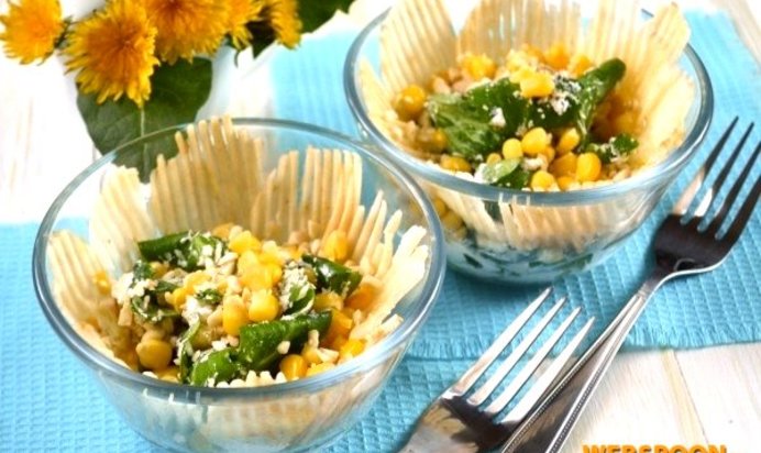 Салат с корном, кукурузой и яблоком