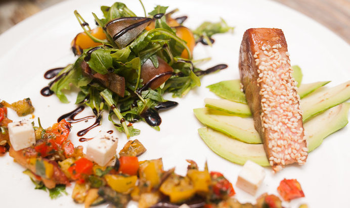 Тунец-гриль с томатным салатом