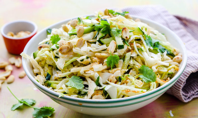 Салат из молодой капусты с огурцами