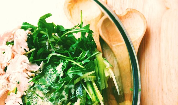 Салат с курицей, огурцом и сладкой заправкой на основе йогурта