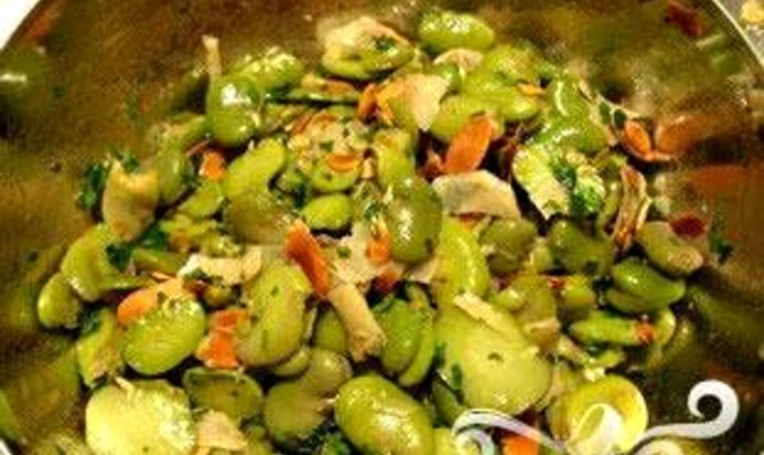 Бобовый салат с сыром пармезан