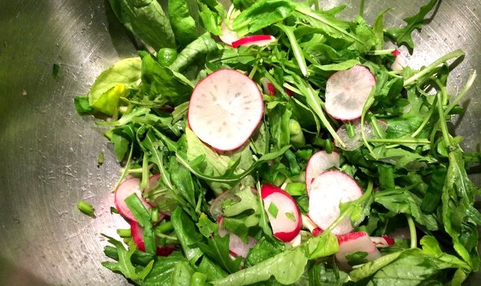 Весенний салат из редиса с горчичной заправкой