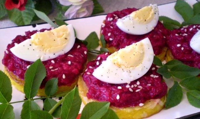 Свекольный салат на кабачковой подушке