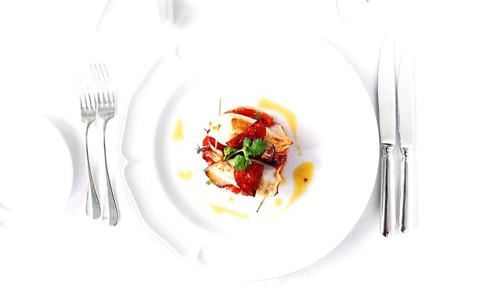 Фаршированные кальмары на тартаре из томатов