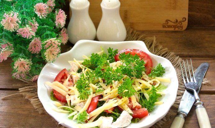 Салат с индейкой и помидорами