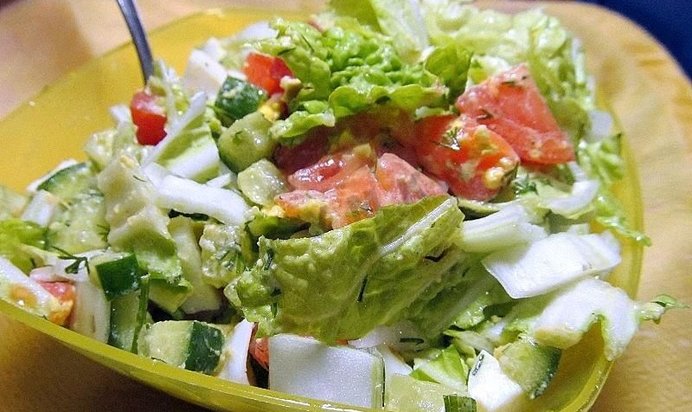 Салат с соленой семгой огурцом и помидорами