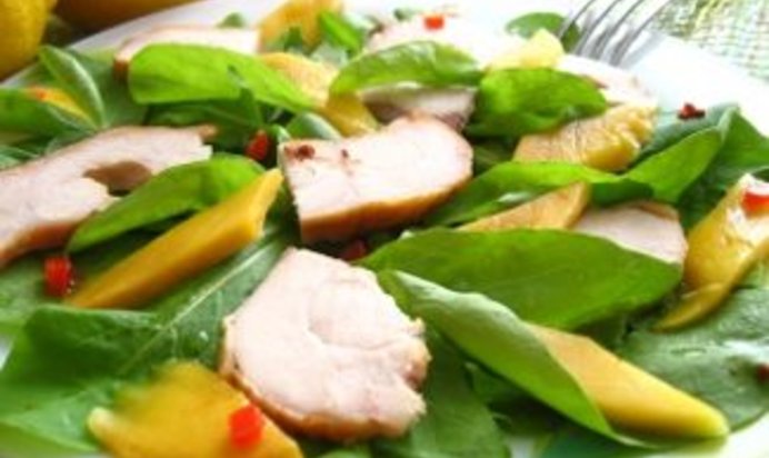 Салат с копченой грудкой, манго и рукколой