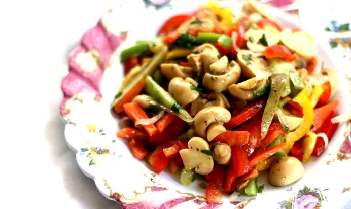 Салат с шампиньонами консервированными