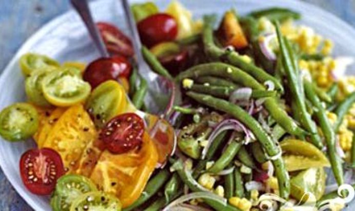Салат с зеленой фасолью, кукурузой и помидорами
