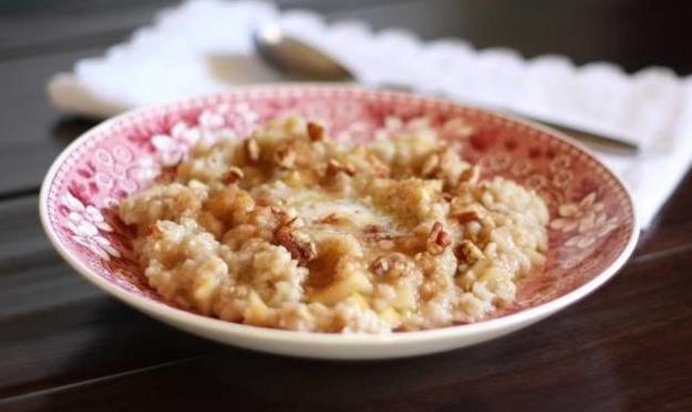 Овсяная каша с яблоками и корицей