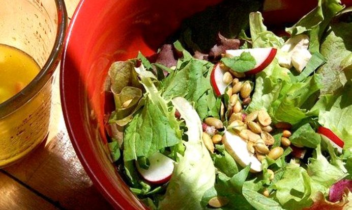 Заправка для салата с луком-шалотом и грейпфрутом