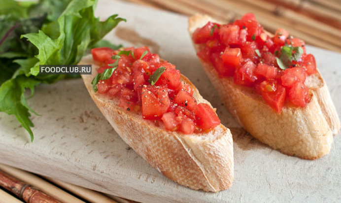 Брускетта с помидорами