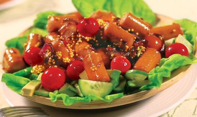 Салат с горячими сосисками