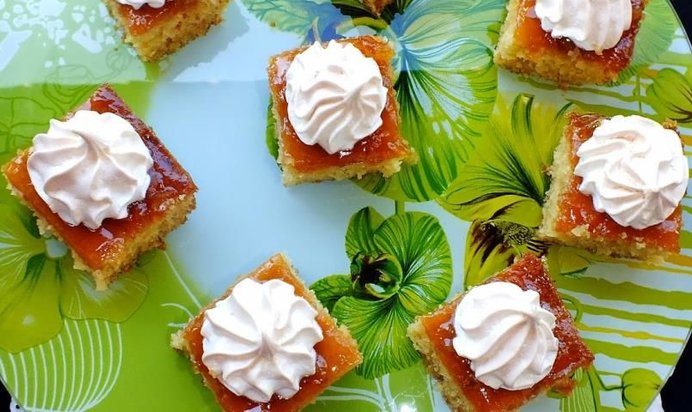 Пирожные с абрикосовым джемом и безе