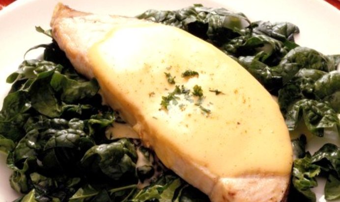 Соленая треска со шпинатом и соусом бешамель